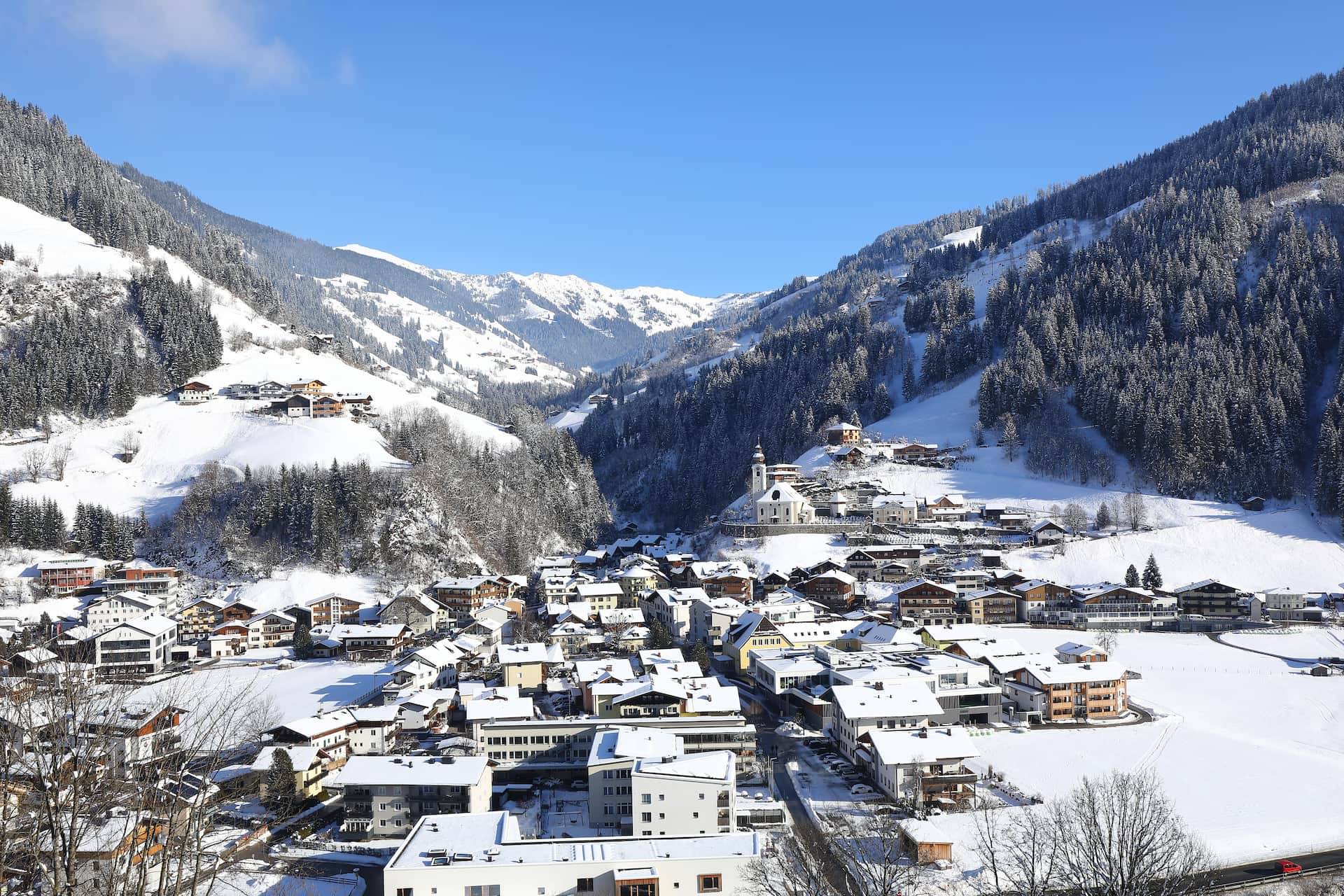 Blick auf die verschneite Ortschaft Großarl im Winter