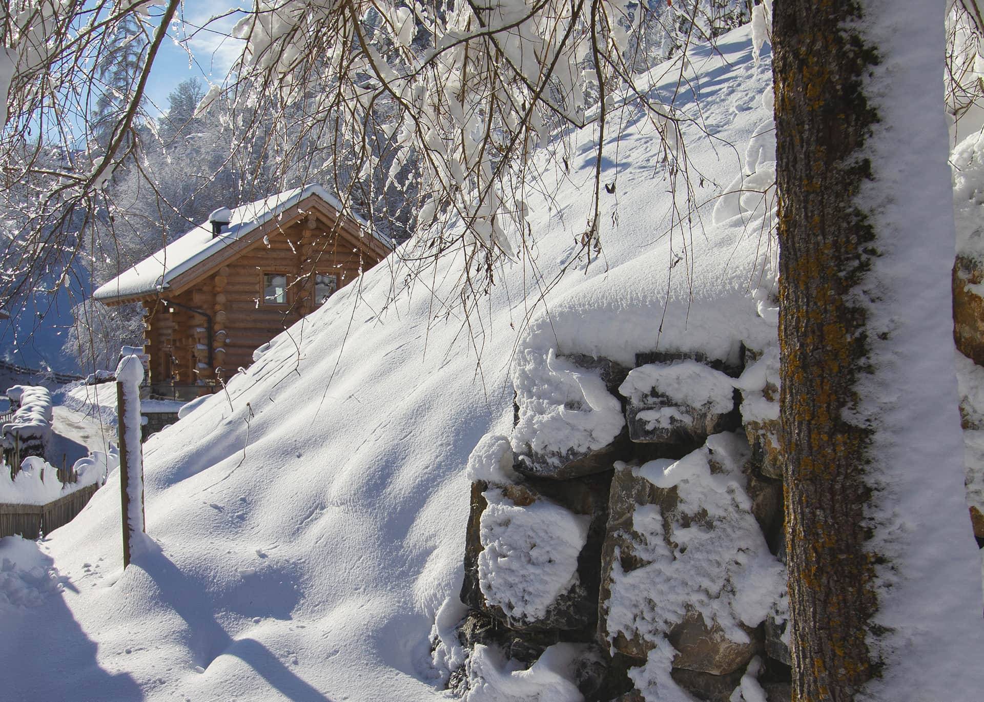 Blick auf die Hütte von der hinteren Landschaft vom verschneiten Großarltal